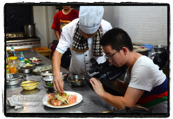 此次攝制組通過拍攝婺源代表名菜糊豆腐、粉蒸肉、荷包紅魚、賽鵝頸及地方小吃清明果、灰汁果、糯米子糕等來詮釋婺源美食經(jīng)典，展示婺源食文化，打造獨(dú)屬婺源的美食符號(hào)。