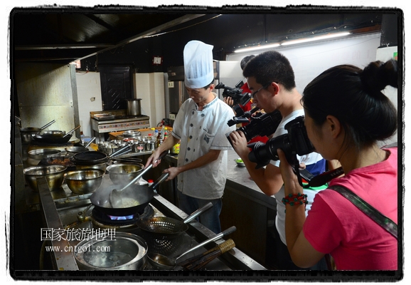 此次攝制組通過拍攝婺源代表名菜糊豆腐、粉蒸肉、荷包紅魚、賽鵝頸及地方小吃清明果、灰汁果、糯米子糕等來詮釋婺源美食經(jīng)典，展示婺源食文化，打造獨(dú)屬婺源的美食符號(hào)。