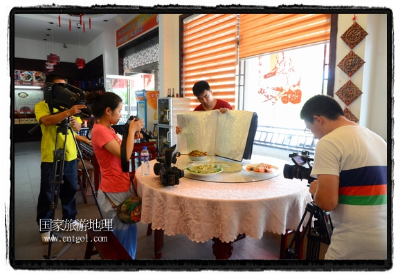 此次攝制組通過拍攝婺源代表名菜糊豆腐、粉蒸肉、荷包紅魚、賽鵝頸及地方小吃清明果、灰汁果、糯米子糕等來詮釋婺源美食經(jīng)典，展示婺源食文化，打造獨(dú)屬婺源的美食符號(hào)。