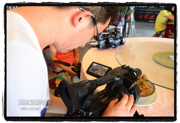 此次攝制組通過拍攝婺源代表名菜糊豆腐、粉蒸肉、荷包紅魚、賽鵝頸及地方小吃清明果、灰汁果、糯米子糕等來詮釋婺源美食經(jīng)典，展示婺源食文化，打造獨(dú)屬婺源的美食符號(hào)。