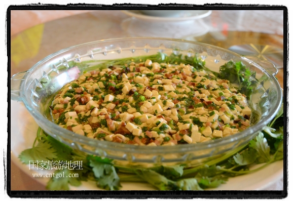 此次攝制組通過拍攝婺源代表名菜糊豆腐、粉蒸肉、荷包紅魚、賽鵝頸及地方小吃清明果、灰汁果、糯米子糕等來詮釋婺源美食經(jīng)典，展示婺源食文化，打造獨(dú)屬婺源的美食符號(hào)。