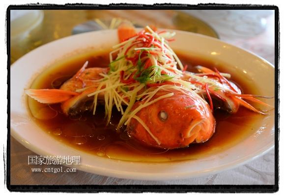 此次攝制組通過拍攝婺源代表名菜糊豆腐、粉蒸肉、荷包紅魚、賽鵝頸及地方小吃清明果、灰汁果、糯米子糕等來詮釋婺源美食經(jīng)典，展示婺源食文化，打造獨(dú)屬婺源的美食符號(hào)。