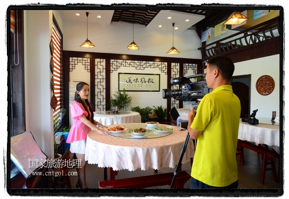 此次攝制組通過拍攝婺源代表名菜糊豆腐、粉蒸肉、荷包紅魚、賽鵝頸及地方小吃清明果、灰汁果、糯米子糕等來詮釋婺源美食經(jīng)典，展示婺源食文化，打造獨(dú)屬婺源的美食符號(hào)。