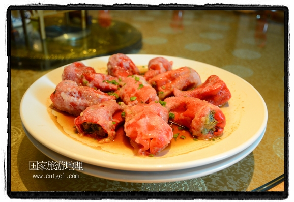 此次攝制組通過拍攝婺源代表名菜糊豆腐、粉蒸肉、荷包紅魚、賽鵝頸及地方小吃清明果、灰汁果、糯米子糕等來詮釋婺源美食經(jīng)典，展示婺源食文化，打造獨(dú)屬婺源的美食符號(hào)。