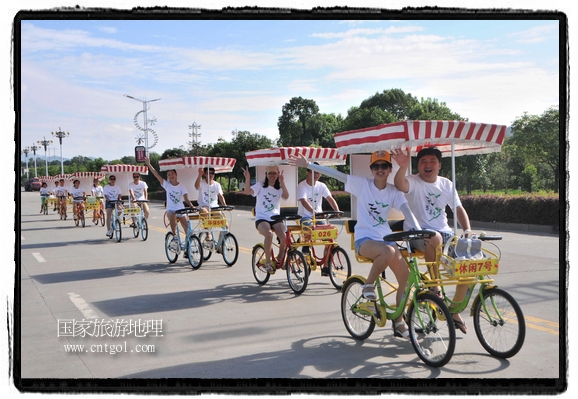 江西婺源:情侶騎行旅行過(guò)“七夕”