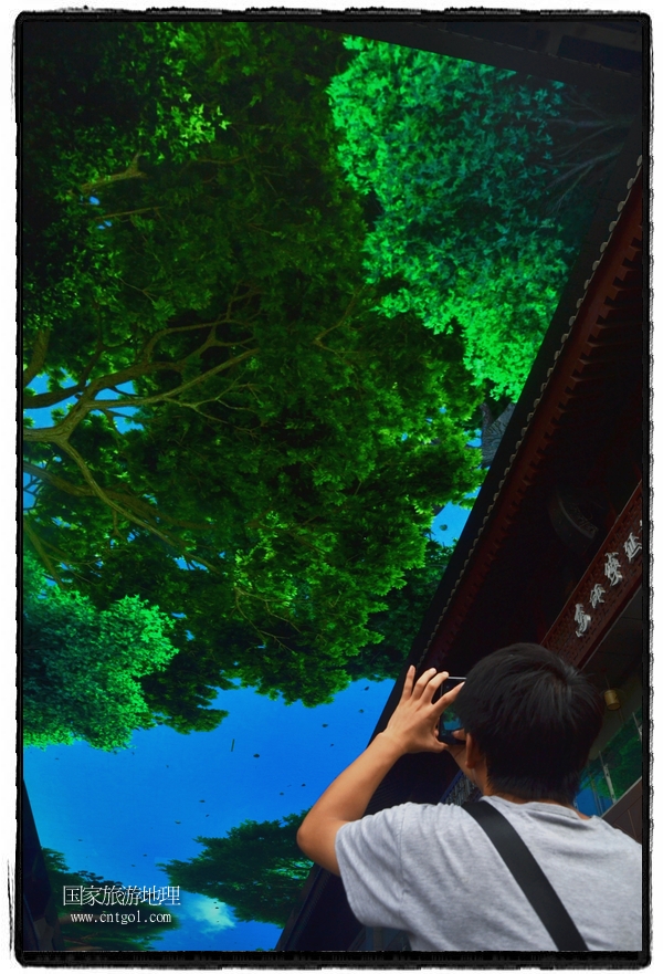 9月8日，在西安市大雁塔景區(qū)，“天幕”景觀吸引游客駐足觀看，并拿出手機拍攝。