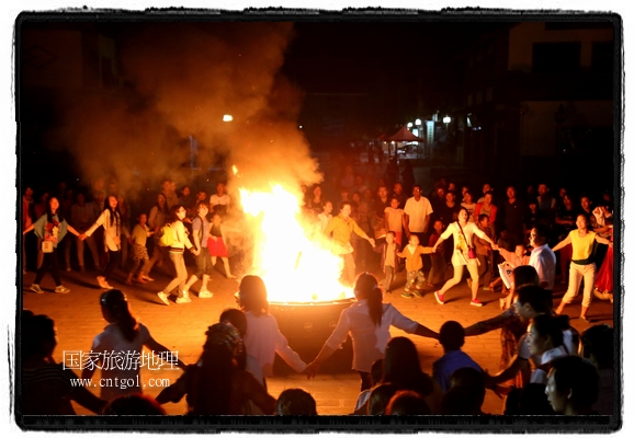 甘肅平?jīng)鍪嗅轻脊沛?zhèn)舉辦了篝火晚會，1000余名市民參與其中，大家載歌載舞，在歡快熱鬧的氣氛中為每一位父親送祝福。父親節(jié)（Father's Day），顧名思義是感恩父親的節(jié)日。約始于二十世紀(jì)初，起源于美國，現(xiàn)已廣泛流傳于世界各地，節(jié)日日期因地域而存在差異。