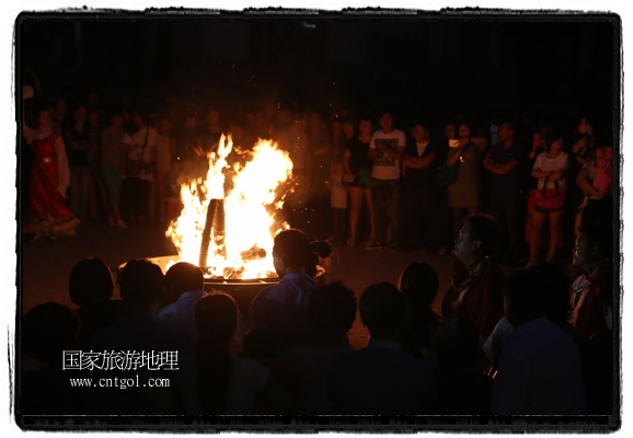 甘肅平?jīng)鍪嗅轻脊沛?zhèn)舉辦了篝火晚會，1000余名市民參與其中，大家載歌載舞，在歡快熱鬧的氣氛中為每一位父親送祝福。父親節(jié)（Father's Day），顧名思義是感恩父親的節(jié)日。約始于二十世紀(jì)初，起源于美國，現(xiàn)已廣泛流傳于世界各地，節(jié)日日期因地域而存在差異。