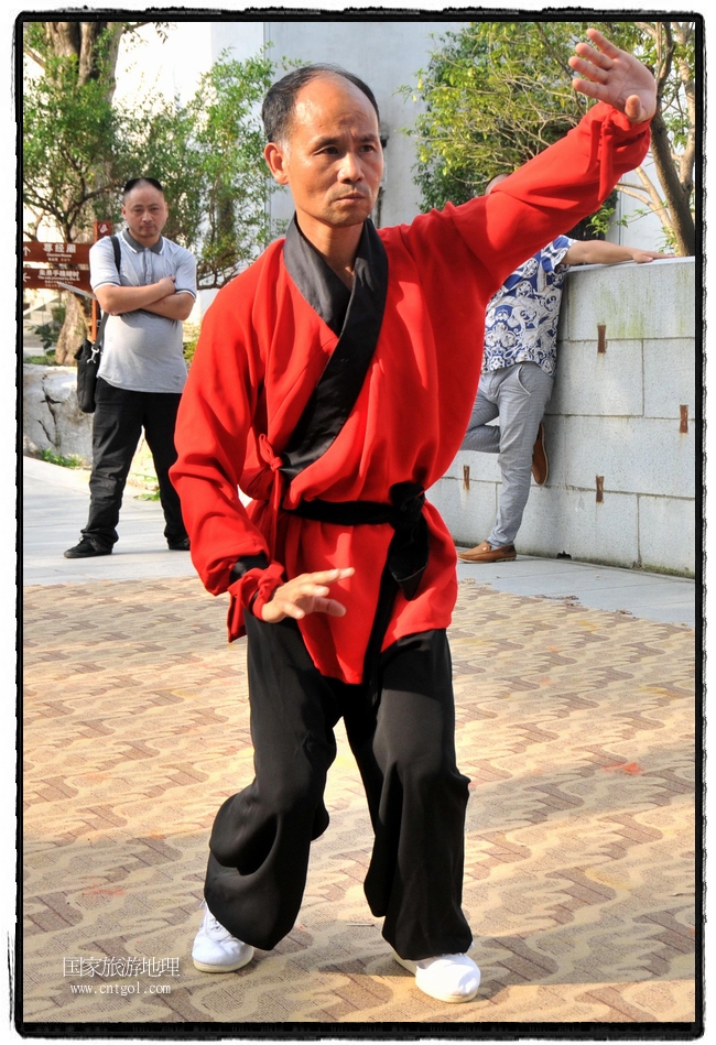 6月20日，小朋友們和中國武術愛好者們在江西省婺源縣熹園景區(qū)表演中國傳統(tǒng)的中國武術功夫，吸引許多游人前來駐足觀看。當日是中國傳統(tǒng)的端午節(jié)，江西省婺源縣的中國武術愛好者們通過表演中國武術功夫，打太極，表演了少林棍、硬氣功、自選拳等少林寺功夫，讓孩子們從小學習中國武術，傳承中國武德，感受先人過端午的氛圍。