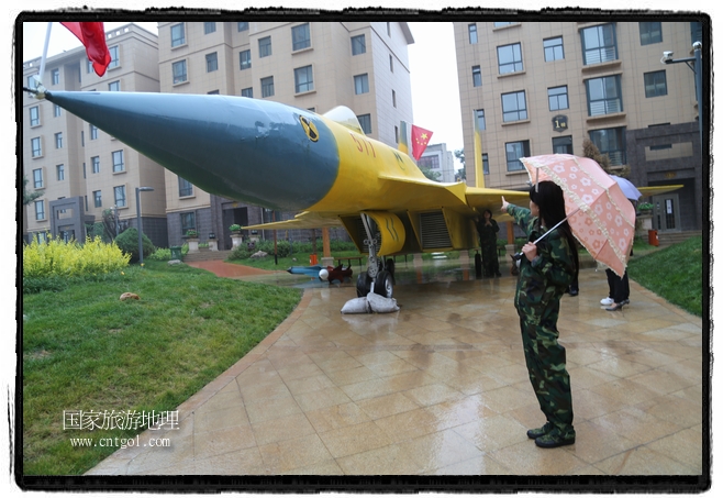 小區(qū)突然出現(xiàn)“飛機坦克”，其中殲15艦載戰(zhàn)斗機一架、99式主戰(zhàn)坦克一輛、武直-10武裝直升機一架，吸引了眾多市民雨中圍觀、合影。