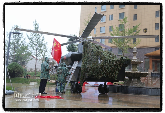 小區(qū)突然出現(xiàn)“飛機坦克”，其中殲15艦載戰(zhàn)斗機一架、99式主戰(zhàn)坦克一輛、武直-10武裝直升機一架，吸引了眾多市民雨中圍觀、合影。