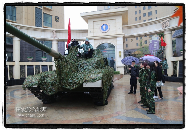 小區(qū)突然出現(xiàn)“飛機坦克”，其中殲15艦載戰(zhàn)斗機一架、99式主戰(zhàn)坦克一輛、武直-10武裝直升機一架，吸引了眾多市民雨中圍觀、合影。