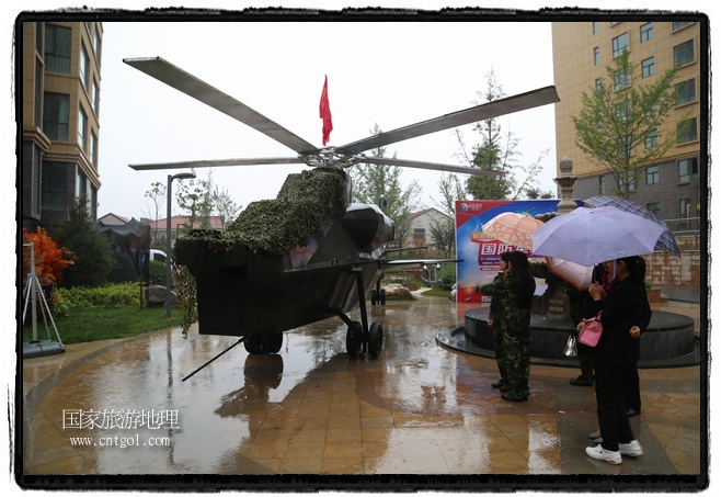 小區(qū)突然出現(xiàn)“飛機坦克”，其中殲15艦載戰(zhàn)斗機一架、99式主戰(zhàn)坦克一輛、武直-10武裝直升機一架，吸引了眾多市民雨中圍觀、合影。