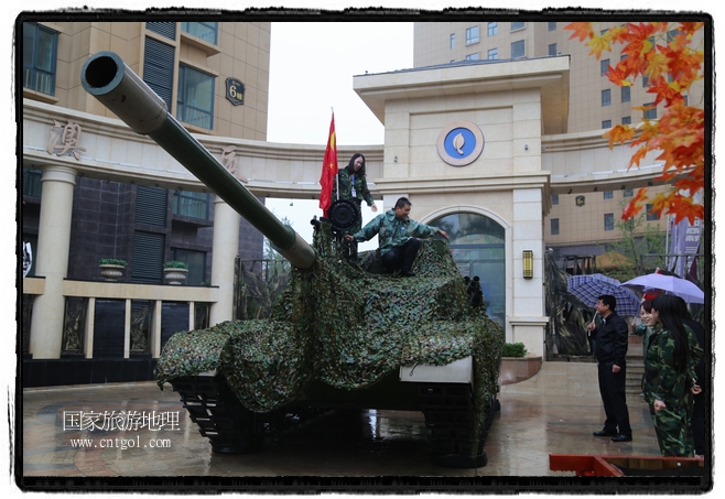 小區(qū)突然出現(xiàn)“飛機坦克”，其中殲15艦載戰(zhàn)斗機一架、99式主戰(zhàn)坦克一輛、武直-10武裝直升機一架，吸引了眾多市民雨中圍觀、合影。