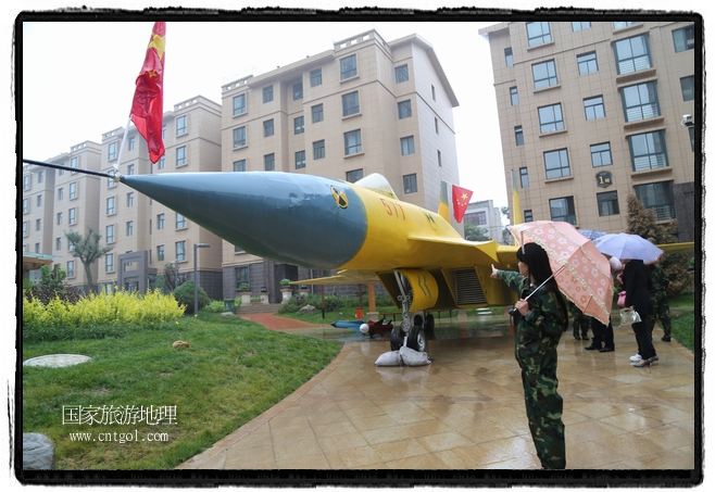 小區(qū)突然出現(xiàn)“飛機坦克”，其中殲15艦載戰(zhàn)斗機一架、99式主戰(zhàn)坦克一輛、武直-10武裝直升機一架，吸引了眾多市民雨中圍觀、合影。