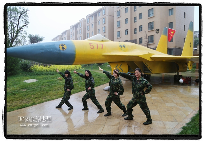 小區(qū)突然出現(xiàn)“飛機坦克”，其中殲15艦載戰(zhàn)斗機一架、99式主戰(zhàn)坦克一輛、武直-10武裝直升機一架，吸引了眾多市民雨中圍觀、合影。