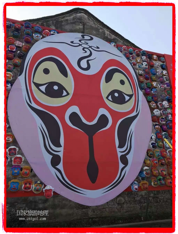中國規(guī)模最大的猴面具彩繪在南潯古鎮(zhèn)展示。猴子真是今年最紅的動物。 