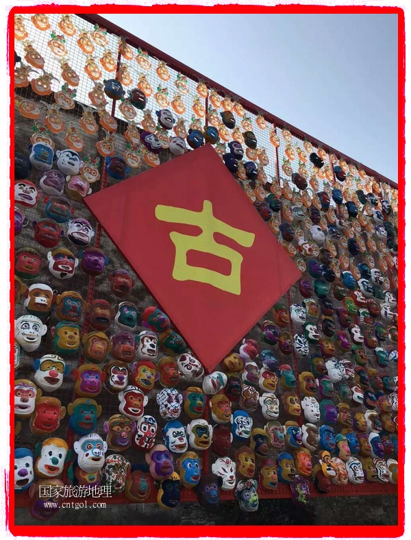 中國規(guī)模最大的猴面具彩繪在南潯古鎮(zhèn)展示。猴子真是今年最紅的動物。 