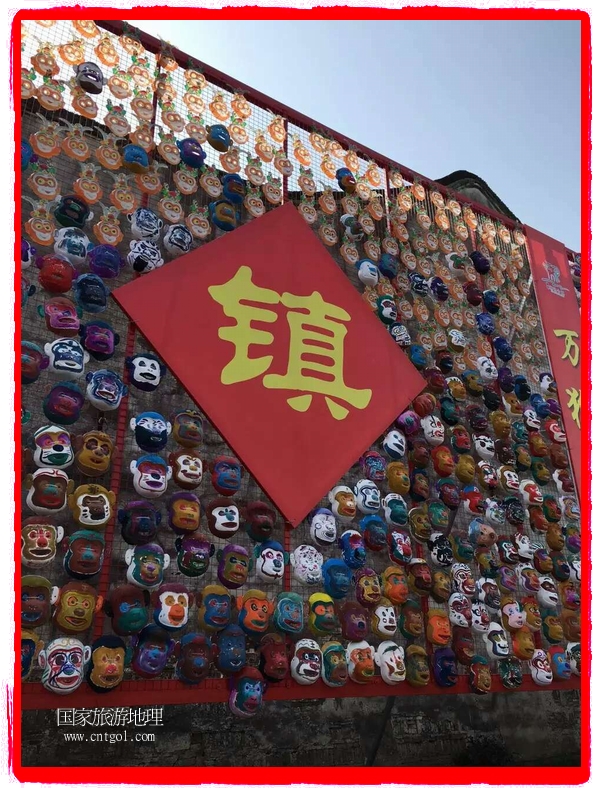 中國規(guī)模最大的猴面具彩繪在南潯古鎮(zhèn)展示。猴子真是今年最紅的動物。 