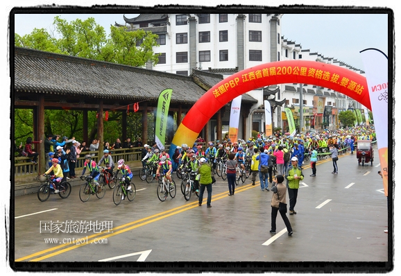 來自江西、安徽、浙江、福建等省市近千名選手參加了比賽，婺源賽道沿途的秀美風(fēng)光和徽派古村落，給參賽選手留下美好的印象。