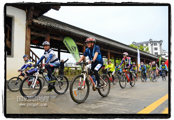 來自江西、安徽、浙江、福建等省市近千名選手參加了比賽，婺源賽道沿途的秀美風(fēng)光和徽派古村落，給參賽選手留下美好的印象。