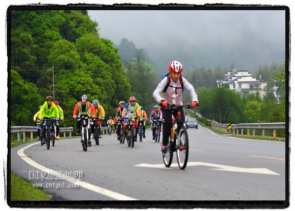 來自江西、安徽、浙江、福建等省市近千名選手參加了比賽，婺源賽道沿途的秀美風(fēng)光和徽派古村落，給參賽選手留下美好的印象。