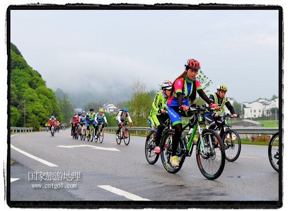 來自江西、安徽、浙江、福建等省市近千名選手參加了比賽，婺源賽道沿途的秀美風(fēng)光和徽派古村落，給參賽選手留下美好的印象。