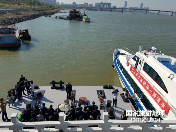 江西開展呵護一湖清水，嚴(yán)厲打擊非法采砂行動（圖）